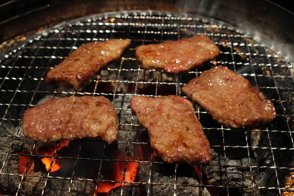 Het eten geserveerd op resta yakiniku ("gegrilde vlees" of "barbecue") — Stockfoto