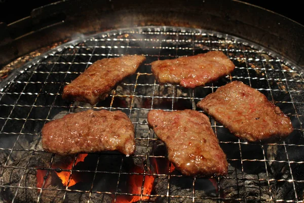 भोजन "ग्रिल मांस" या "बारबेक्यू") रेस्टोरेंट में परोसा जाता है — स्टॉक फ़ोटो, इमेज