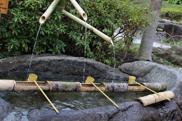 Un ritual para purificar al peregrino. En japonés, se llama "Temizu — Foto de Stock