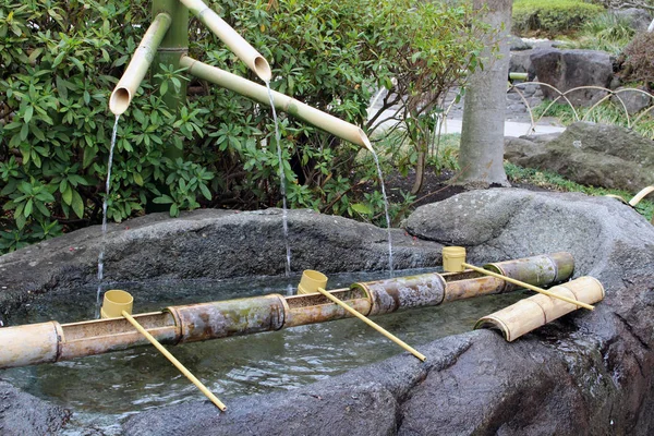 Un ritual para purificar al peregrino. En japonés, se llama "Temizu — Foto de Stock