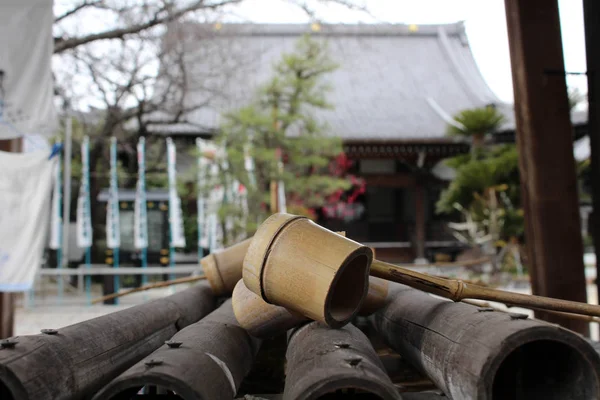 Un ritual para purificar al peregrino. En japonés, se llama "Temizu — Foto de Stock