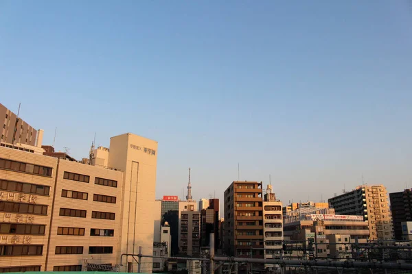 Les bâtiments autour de la gare d'Uguisudani — Photo