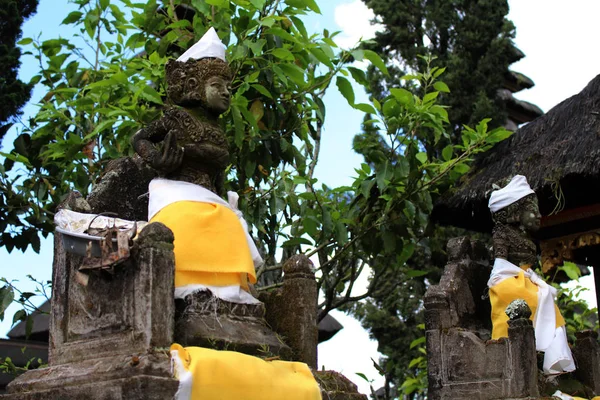 Статуя вокруг Пуры Улун Дану Батур на Бали . — стоковое фото