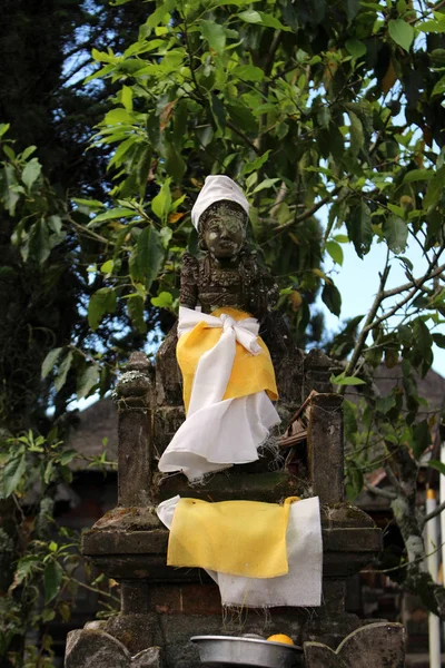 Socha kolem Pura Ulun Danu Batur v Bali. — Stock fotografie