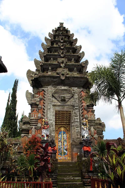 Pohled kolem Pura Ulun Danu Batur v Bali. Přijata v květnu 2018. — Stock fotografie