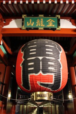 Çeviri: Asakusa Sensoji Tapınağı ikonik büyük fener