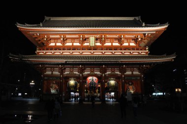 Çeviri: Gece, tartışmalı mo Asakusa Sensoji tapınakta