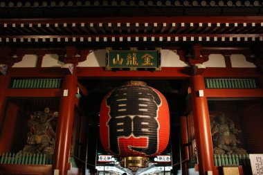 Çeviri: Asakusa Sensoji Tapınağı ikonik büyük fener