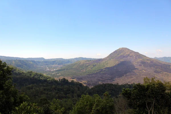 A kilátás a Mount Batur (tó) mellett egy templomból a hil — Stock Fotó