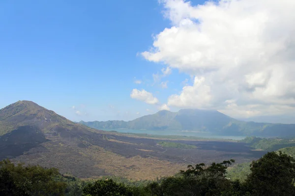 A kilátás a Mount Batur (tó) mellett egy templomból a hil — Stock Fotó