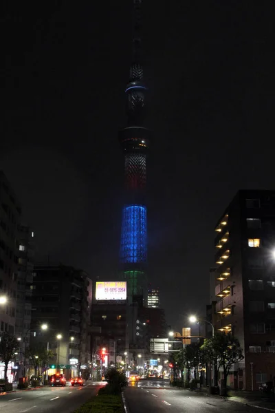 Tokyo Skytree entre edificios durante el día nublado, el struc más alto — Foto de Stock