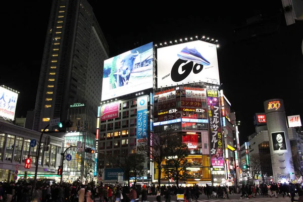 Tento nechvalně křižovatky Shibuya v noci. Přeplněné, sbalil a s — Stock fotografie