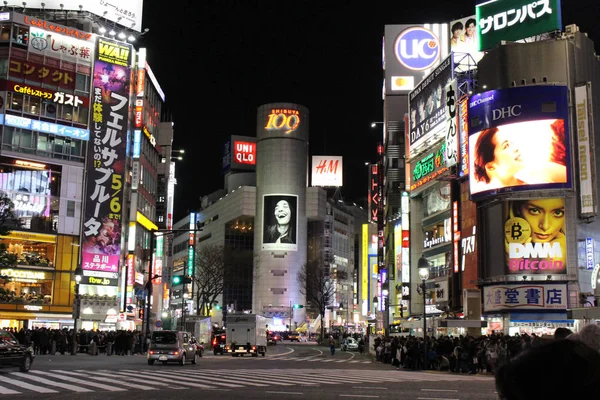 Tento nechvalně křižovatky Shibuya v noci. Přeplněné, sbalil a s — Stock fotografie