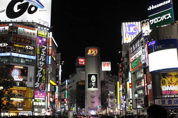 Tento nechvalně křižovatky Shibuya v noci. Přeplněné, sbalil a s — Stock fotografie