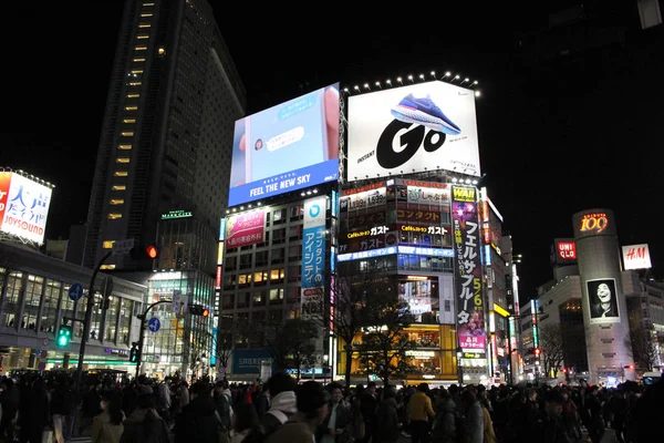 Tento nechvalně křižovatky Shibuya v noci. Přeplněné, sbalil a s — Stock fotografie