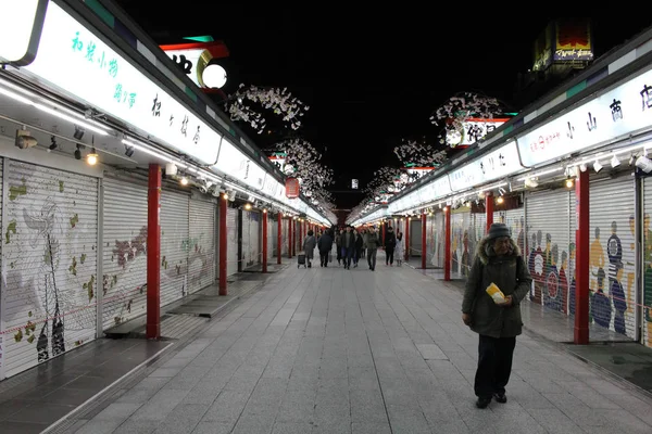 Tłumaczenie: Sklepy zamknięte wokół Sensoji Rozciągacz w Asakusa o ni — Zdjęcie stockowe