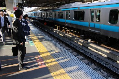 Kalabalık, Paketli ve Japon tren strati hayata şifreli