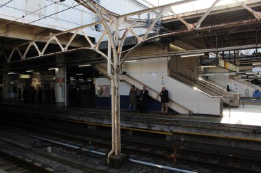 Kalabalık, Paketli ve Japon tren strati hayata şifreli