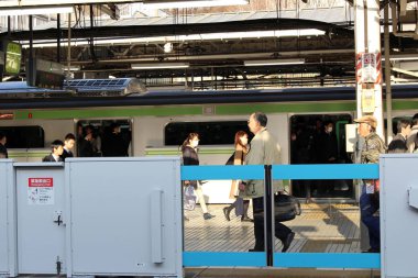 Kalabalık, Paketli ve Japon tren strati hayata şifreli