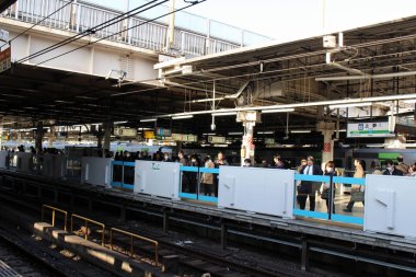 Kalabalık, Paketli ve Japon tren strati hayata şifreli