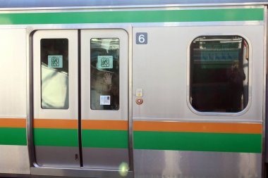 Kalabalık, Paketli ve Japon tren strati hayata şifreli