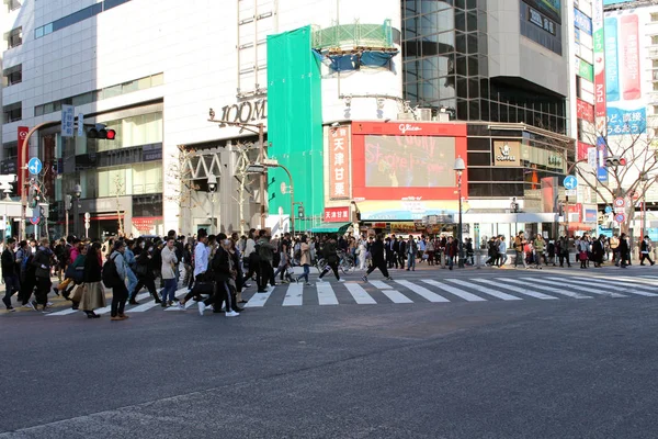 昼間であの悪名高い渋谷交差点 — ストック写真