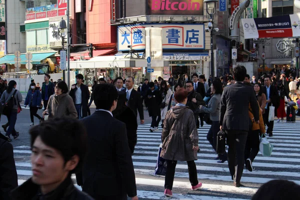 Że notorycznie Przejście Shibuya w ciągu dnia. Zatłoczone, pakowane, i — Zdjęcie stockowe