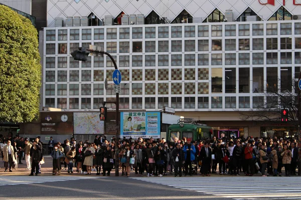 O meşhur Shibuya geçiş, gündüz. Kalabalık, Paketli, ve