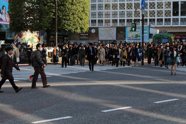 Że notorycznie Przejście Shibuya w ciągu dnia. Zatłoczone, pakowane, i — Zdjęcie stockowe