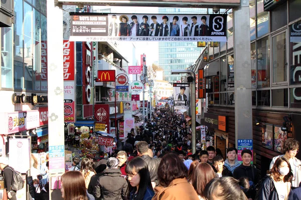 Shibuya içinde Harajuku oluyor ve kalabalık alanı — Stok fotoğraf