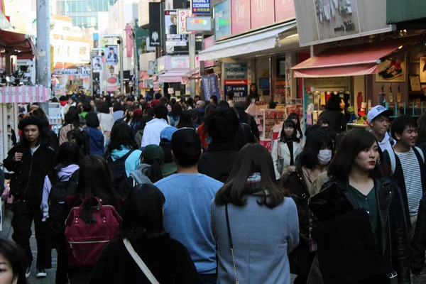 Het gebeurt en overvolle gebied van Harajuku in Shibuya — Stockfoto