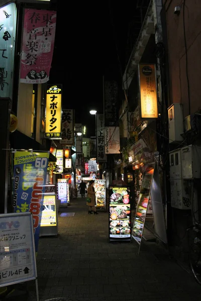 Переклад: Ameyoko торговельної вулиці. Алеях близько мають foo — стокове фото