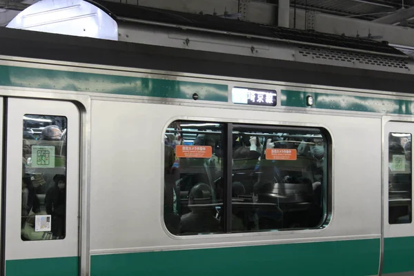 La vita affollata, affollata e strapazzata al trenino giapponese strati — Foto Stock