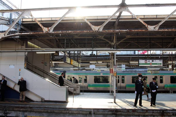 La vita affollata, affollata e strapazzata al trenino giapponese strati — Foto Stock