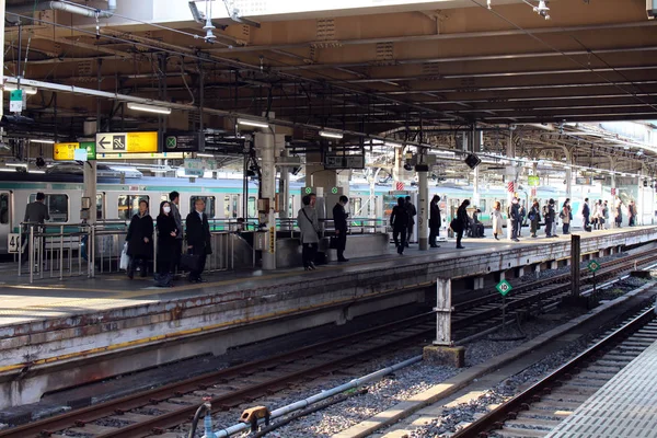 La vie bondé, emballé, et brouillé dans les strati de train japonais — Photo