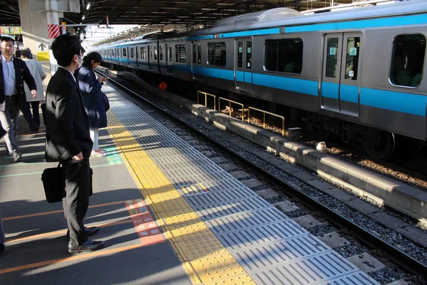 La vita affollata, affollata e strapazzata al trenino giapponese strati — Foto Stock