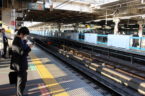 A zsúfolt, csomagolt, és a japán vonat strati élet rántotta — Stock Fotó