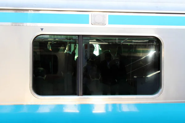 Das überfüllte, gedrängte und verwirrte Leben in den japanischen Zugschichten — Stockfoto