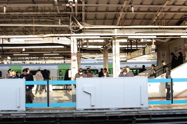 La vita affollata, affollata e strapazzata al trenino giapponese strati — Foto Stock