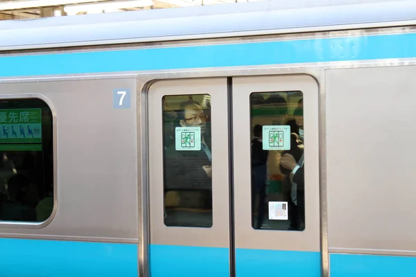 Das überfüllte, gedrängte und verwirrte Leben in den japanischen Zugschichten — Stockfoto