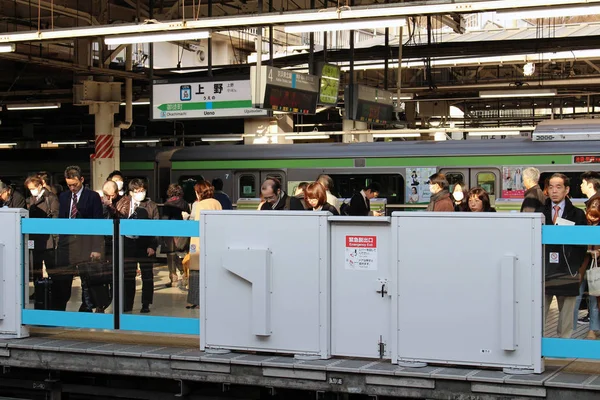 La vita affollata, affollata e strapazzata al trenino giapponese strati — Foto Stock