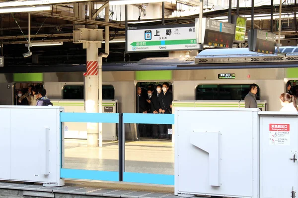 La vita affollata, affollata e strapazzata al trenino giapponese strati — Foto Stock