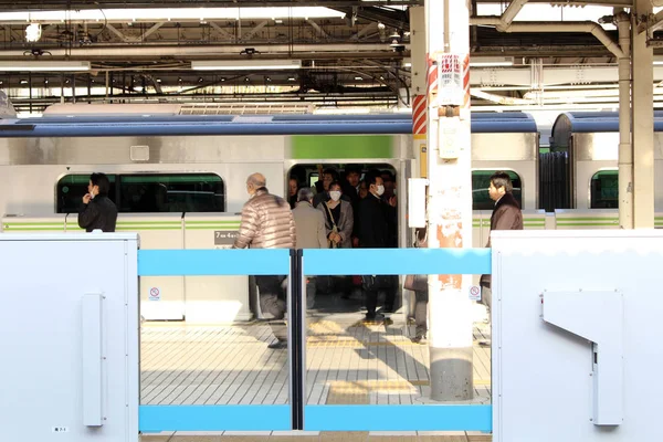 La vita affollata, affollata e strapazzata al trenino giapponese strati — Foto Stock