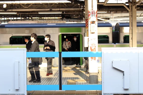 A vida lotada, lotada, e embaralhada no trem japonês strati — Fotografia de Stock