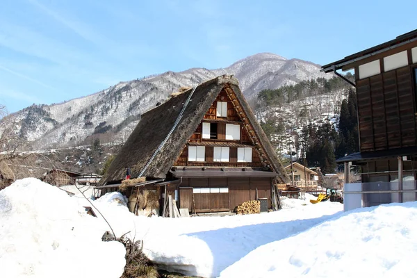 Hombres arreglando el techo de las casas tradicionales de Shirakawago — Foto de Stock