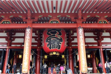 Çeviri: Asakusa Sensoji Tapınağı ikonik büyük fener