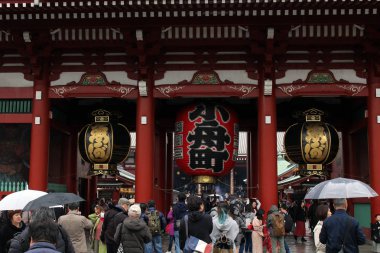 Çeviri: Asakusa Sensoji Tapınağı ikonik büyük fener