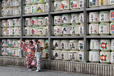 Çeviri: kimono davul veya varil sak önünde kızlarda