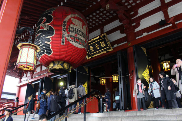 Translation: The big-iconic lantern of Sensoji Temple in Asakusa