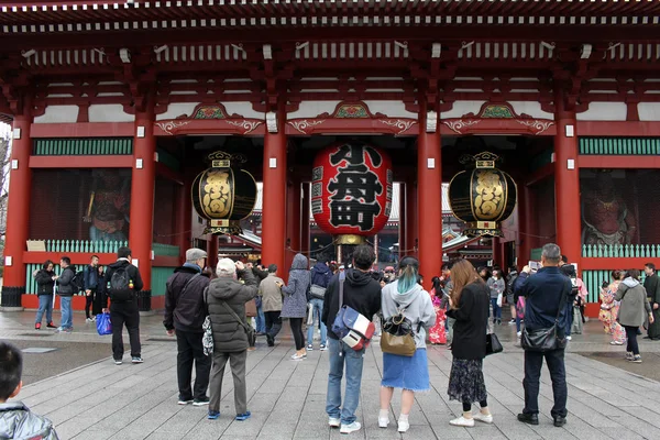 翻訳: 浅草の浅草寺の大きな象徴的なランタン — ストック写真